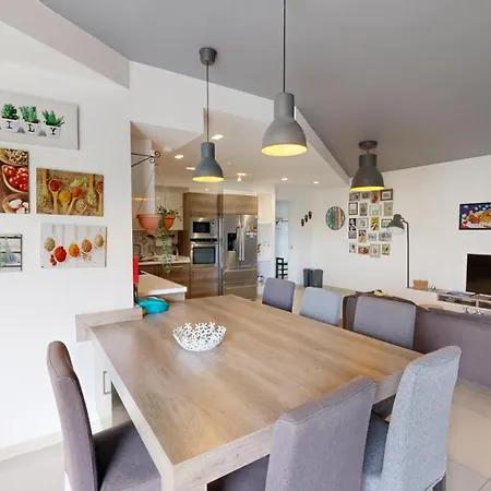 Urban Family Retreat Modern With Bbq