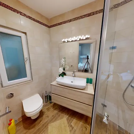 Urban Family Retreat Modern With Bbq