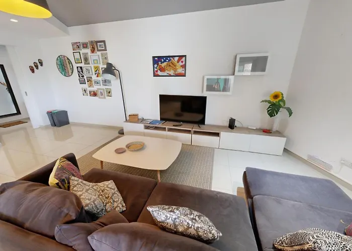 Urban Family Retreat Modern With Bbq * Saint Julian's