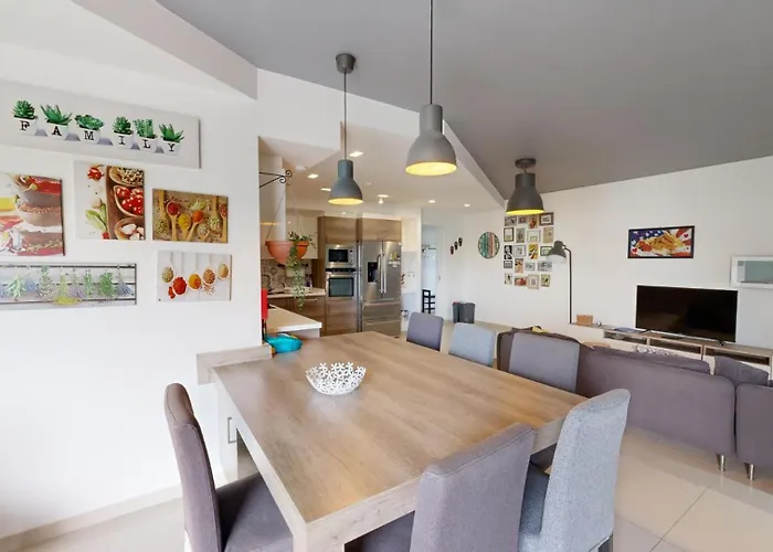 Urban Family Retreat Modern With Bbq