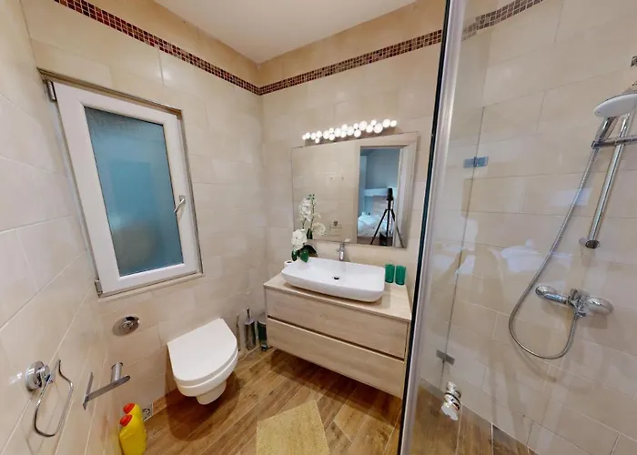 Urban Family Retreat Modern With Bbq