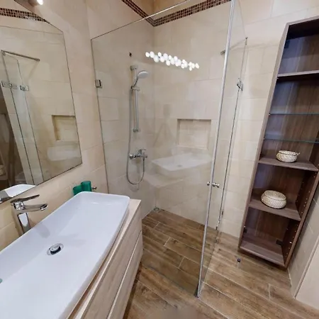 Urban Family Retreat Modern With Bbq *